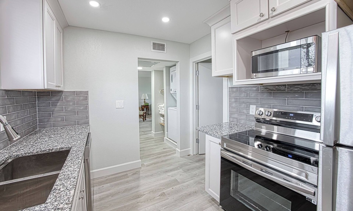 West 1st Street Apartment | Cozy 1-bedroom 2nd floor overlooking the River District in Downtown Fort Myers