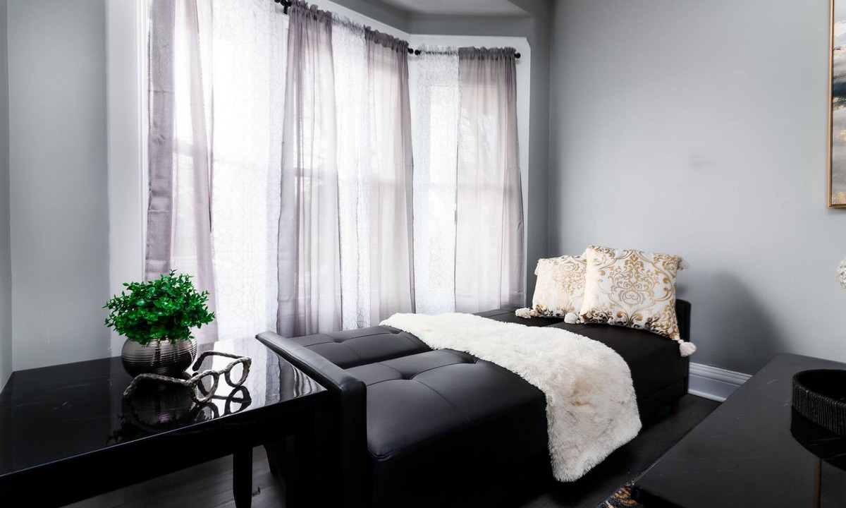 Downtown Niagara Falls Apartment | Cozy 1 bedroom Apartment Sleeps 4