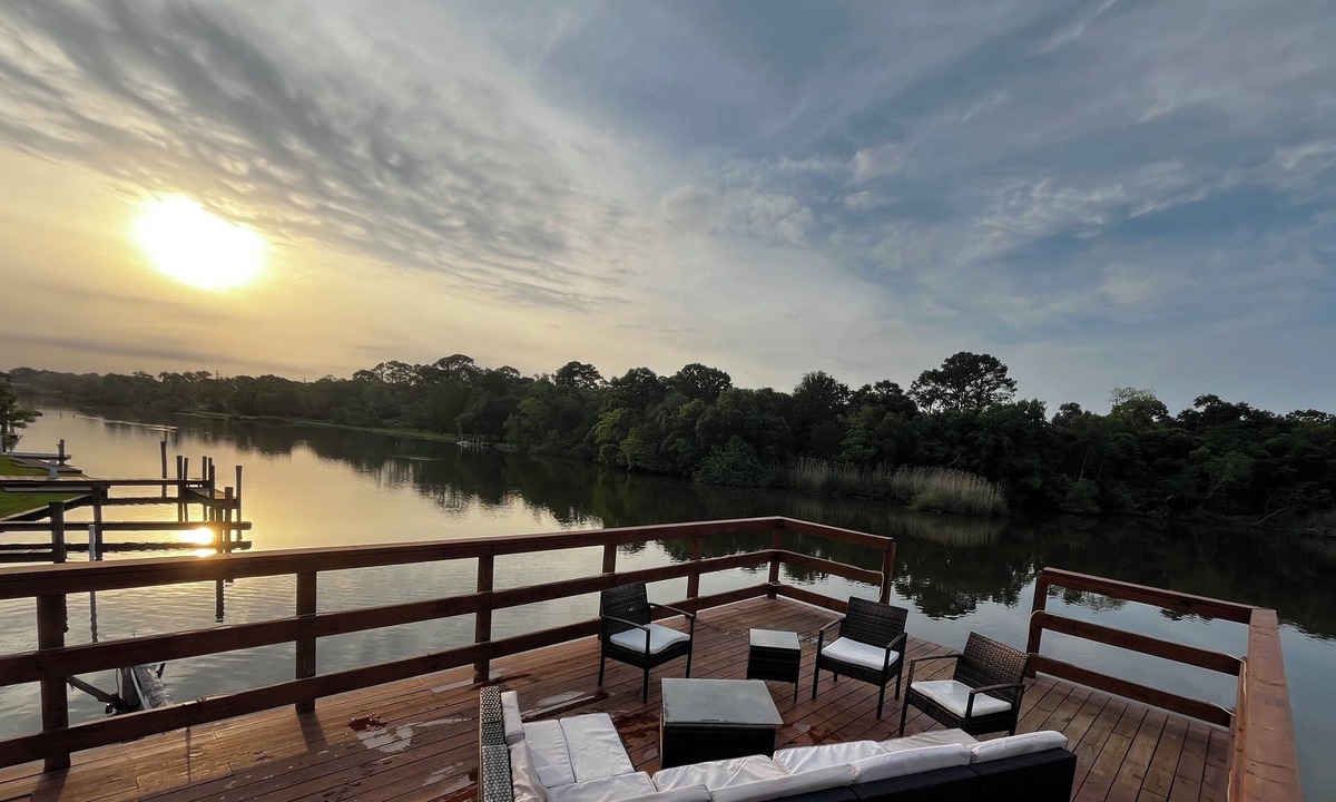 Dickinson Apartment | Cozy 1-bedroom apartment on the bayou