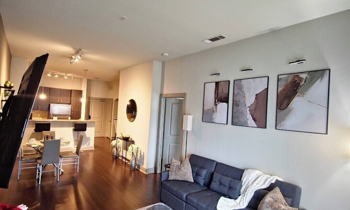 Cityplace Apartment | Cozy 1-bedroom apartment 6 minutes from downtown.