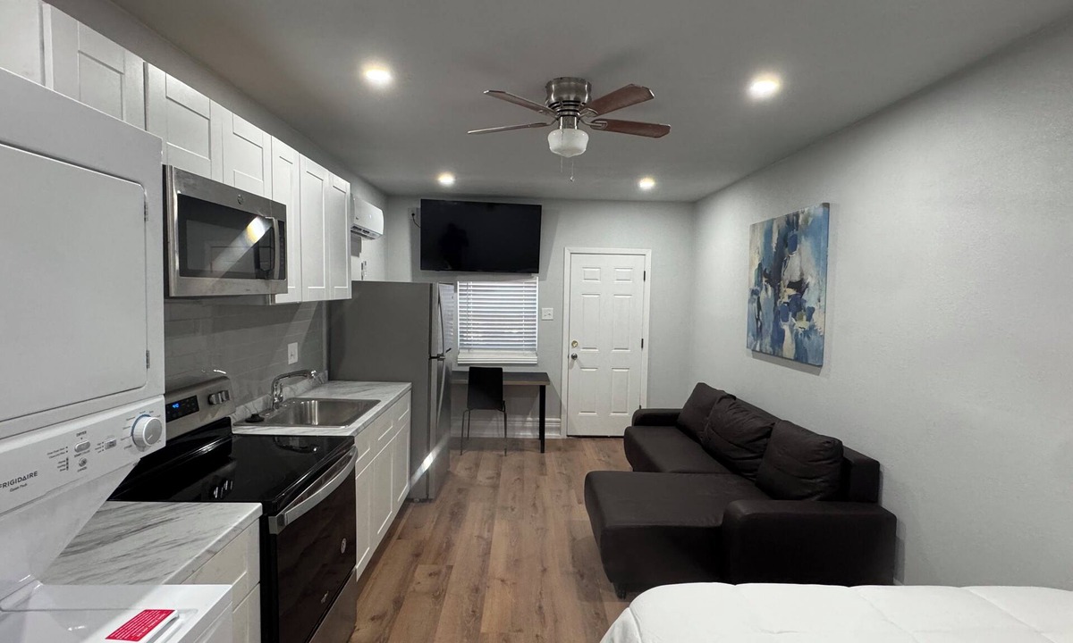 Dallas Apartment | Cozy 1-Bedroom Apartment-Studio converted from house garage. Wifi, washer/dryer.