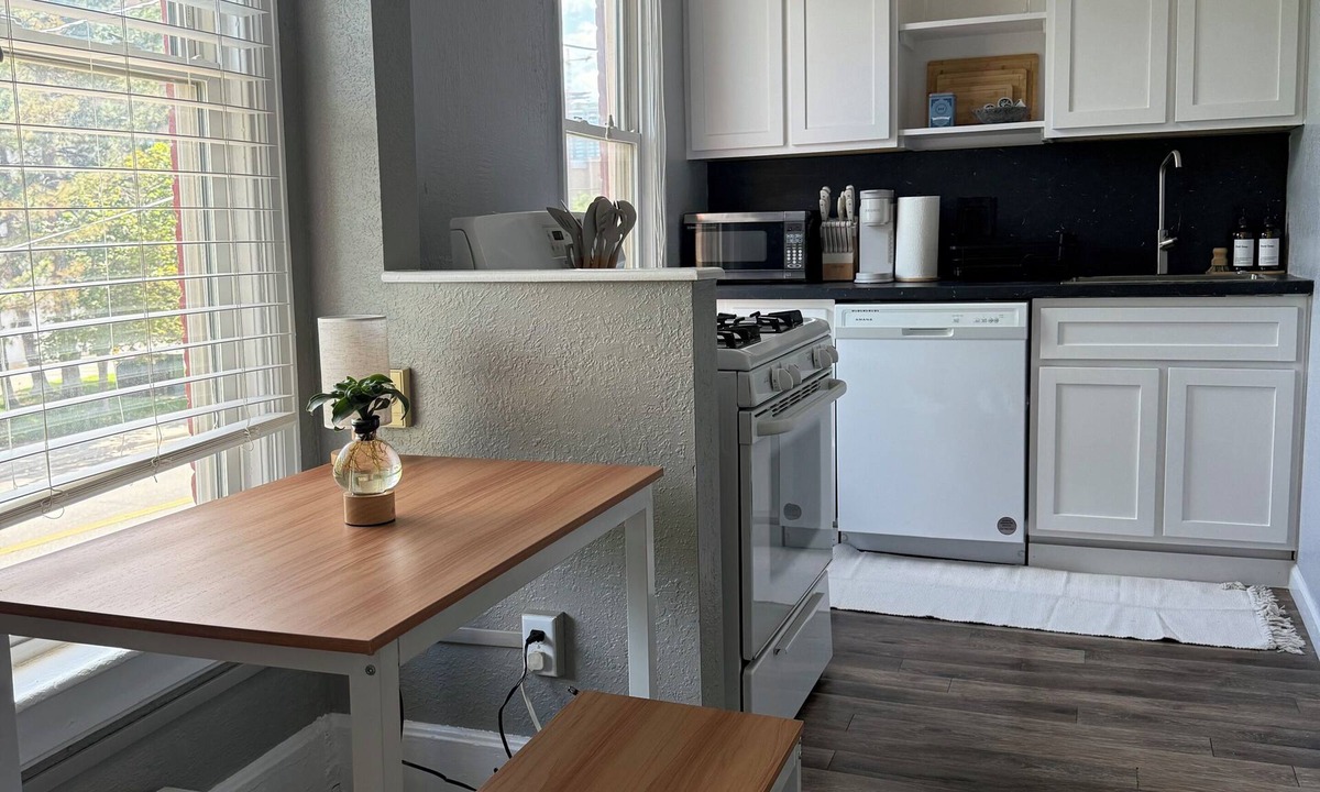 Ballpark Apartment | Cozy 1-bedroom apartment in 5 points Denver