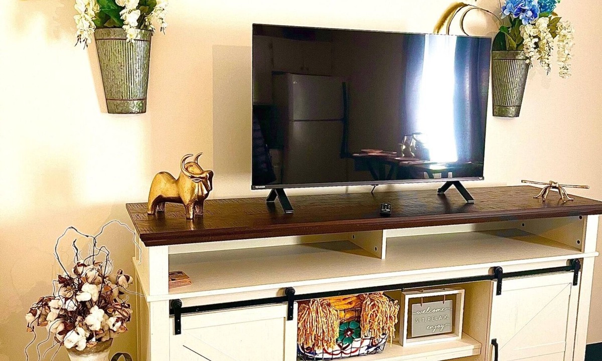 Eastern Division Apartment | Cozy 1-bedroom apt minutes from everything you need.