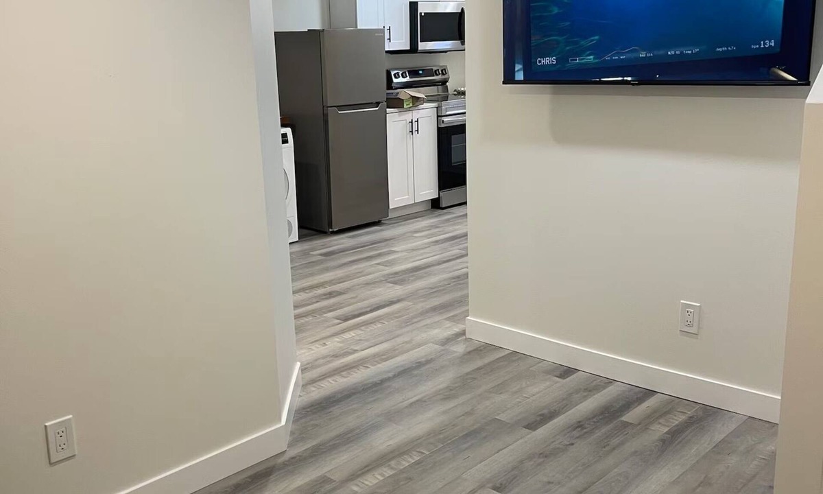 East Kildonan House | Cozy 1 bedroom Basement suite (Private Entrance)