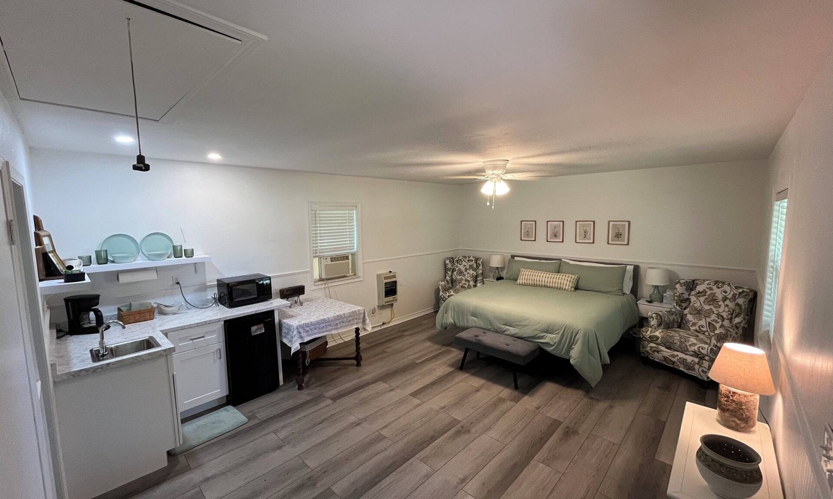 Del City House | Cozy 1 bedroom bungalow on acreage in Midwest City close to Tinker AFB.