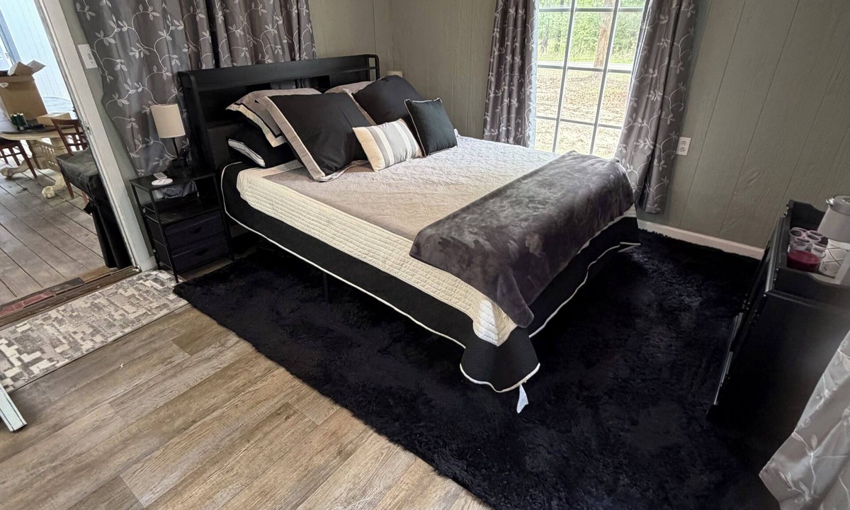 Bronson Cabin | Cozy 1-bedroom cabin close to Lake Sam Rayburn.