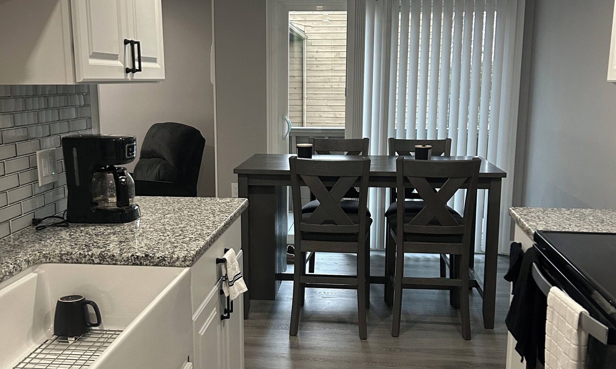 East Syracuse Condo | Cozy 1-bedroom condo Fully renovated.in fabulous E. Syracuse with WiFi, AC.