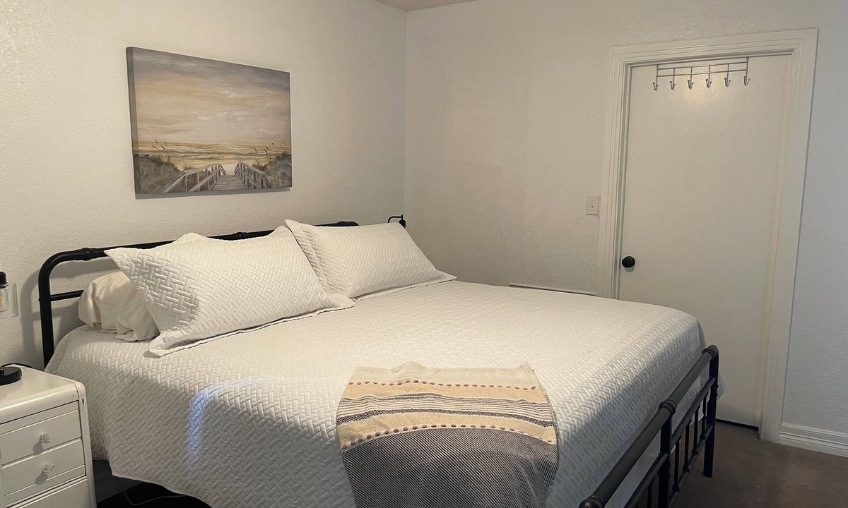 Silver House | Cozy 1-bedroom house in enjoyable Colorado City with AC, WiFi