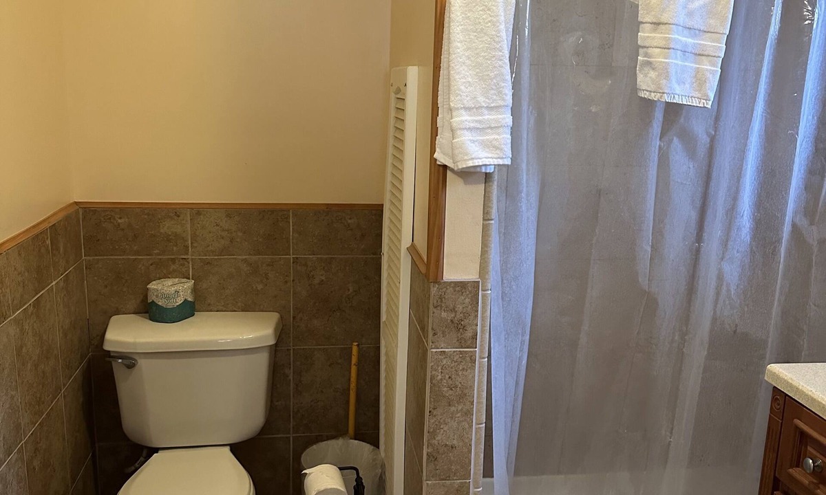 Dinosaur Hotel | Cozy 1-bedroom hotel in fabulous Dinosaur with WiFi