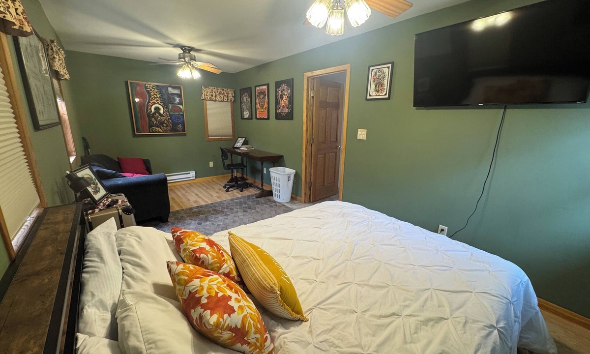 Martinsville House | Cozy 1-bedroom house in the woods of beautiful Martinsville