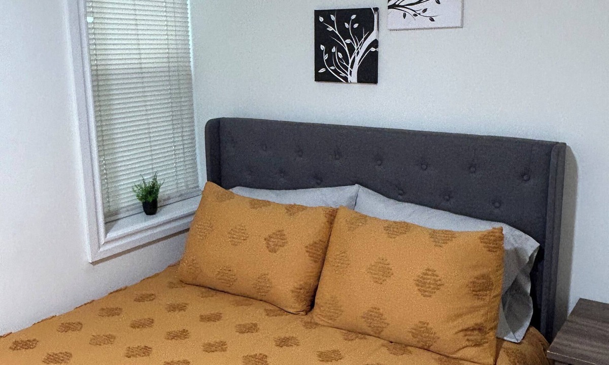 West Town House | Cozy 1-bedroom house in charming Chicago Free Easy Parking , AC, Washer & Dryer
