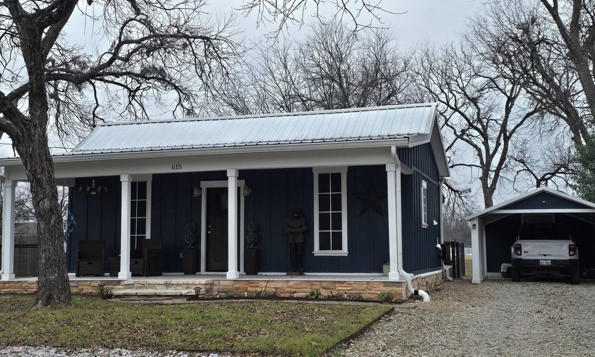 Clifton House | Cozy 1-bedroom house in peaceful Clifton with AC