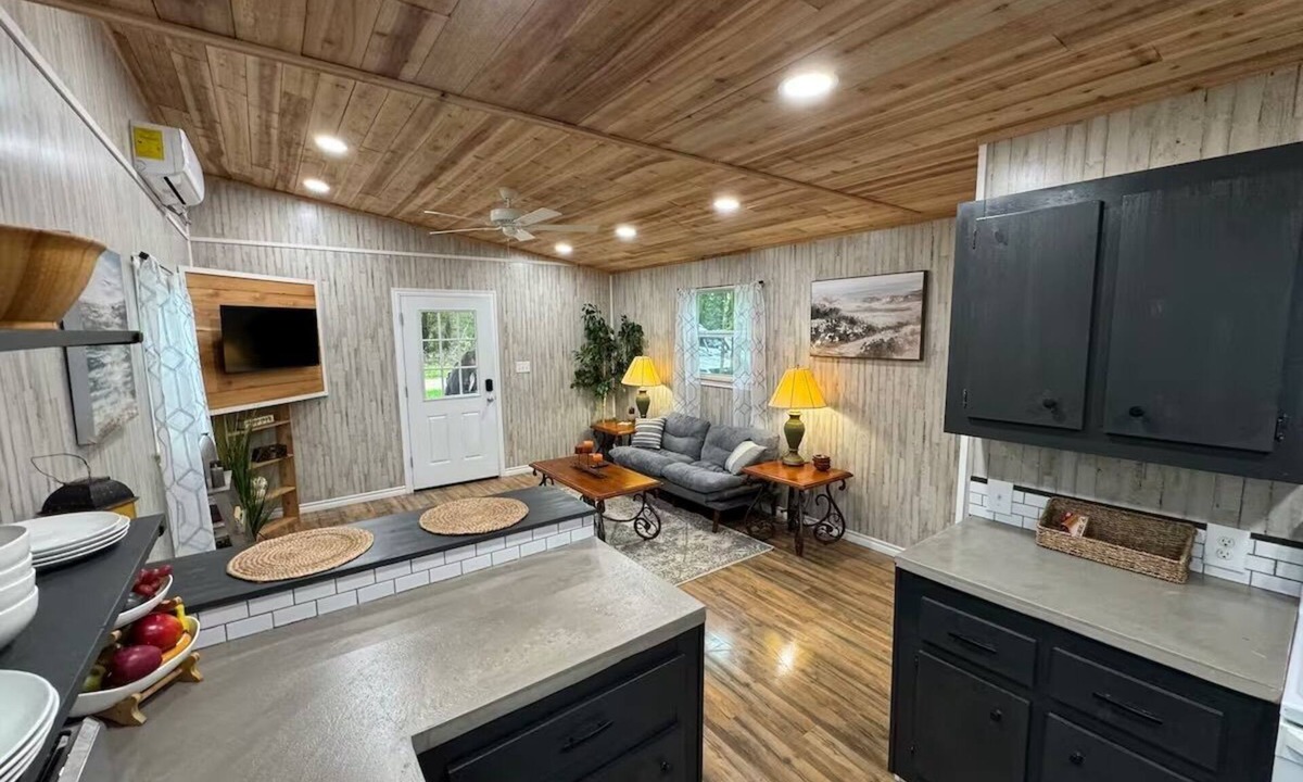 Anderson County House | Cozy 1-bedroom house in peaceful Elkhart with AC, WiFi