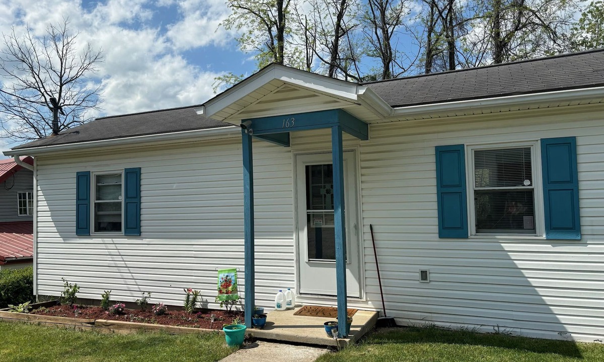 Anmoore House | Cozy 1-bedroom house in Anmoore. Perfect for short stays or extended work trips.