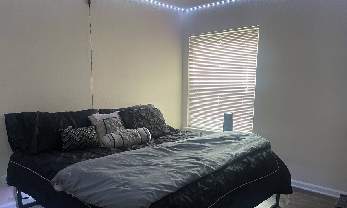 Sheffield Park Apartment | Cozy 1 bedroom king bed
