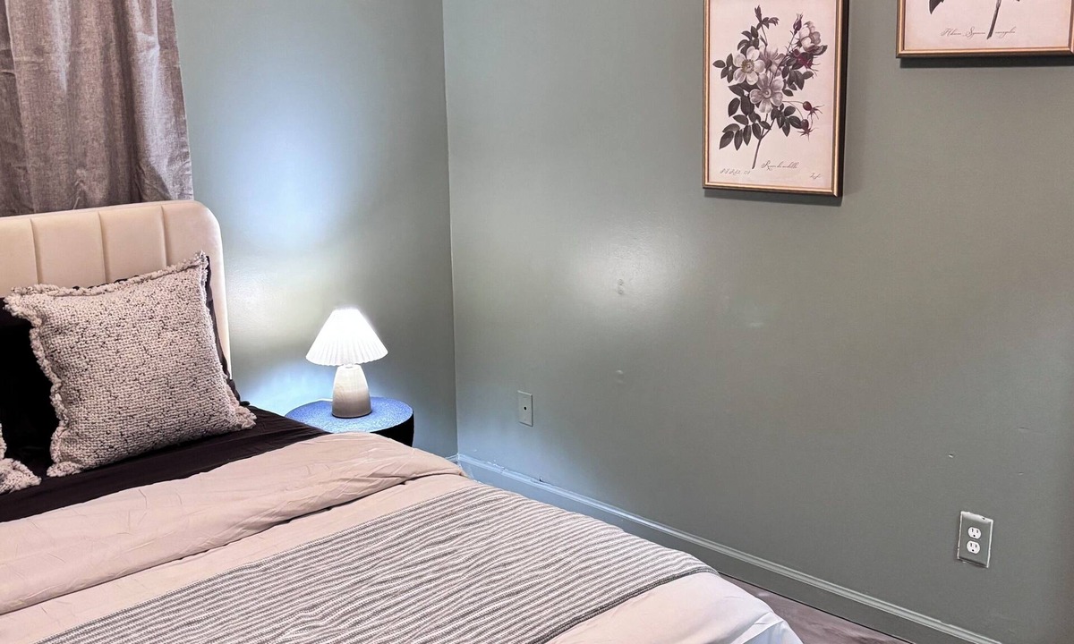 Griffin House | Cozy 1-bedroom private unit with shared amenities.