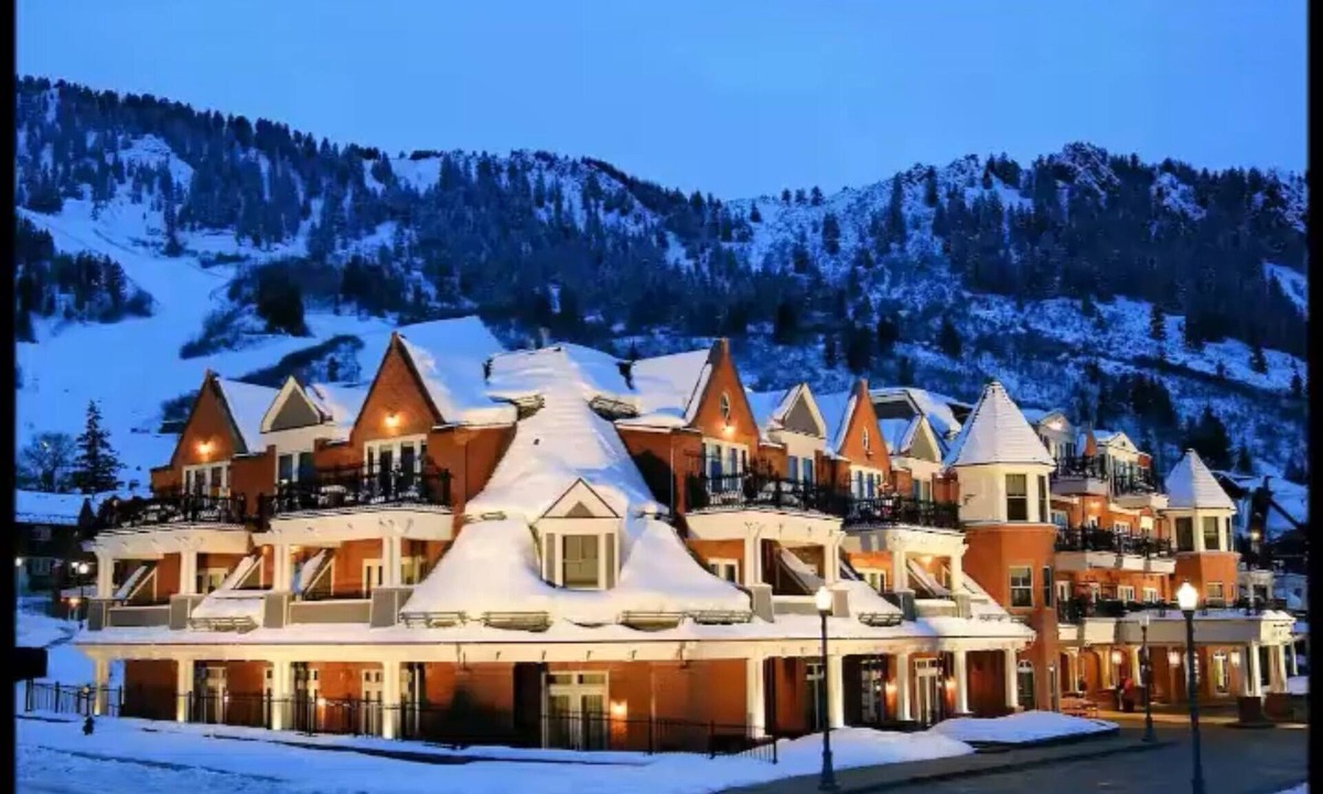 Aspen Resort | Cozy 1-bedroom resort in beautiful Aspen with fitness room - walk to slopes