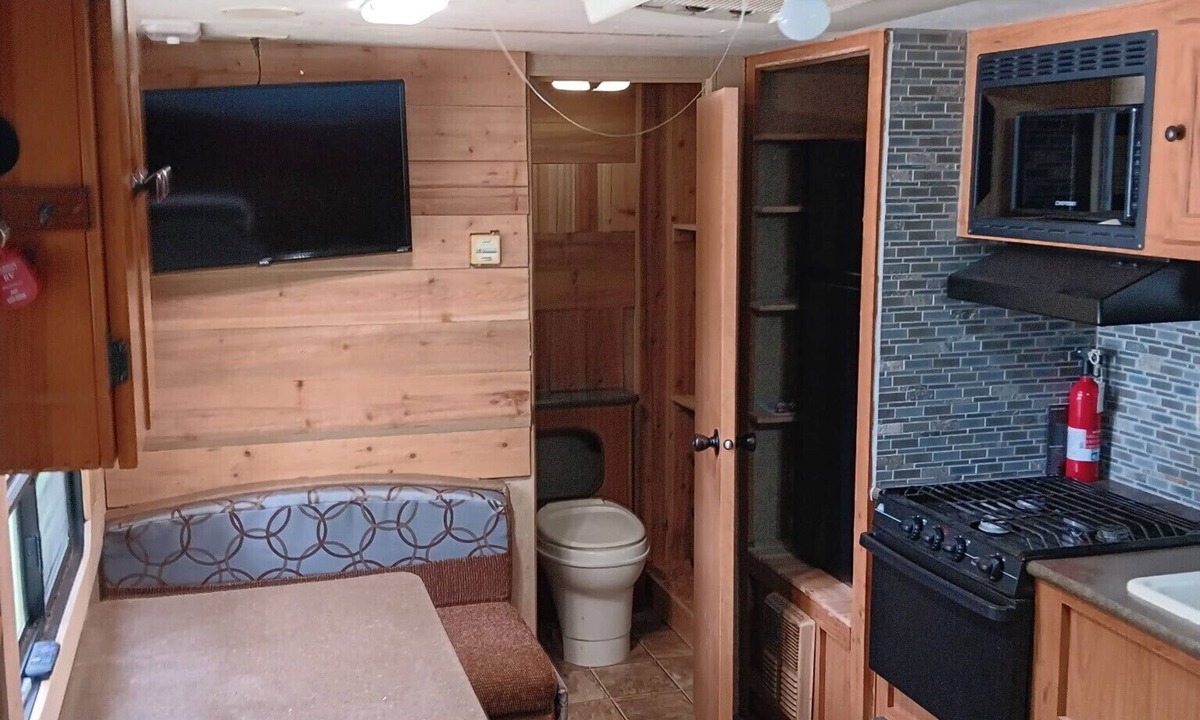 Negreet House | Cozy 1-bedroom RV near Toledo Bend, LA.