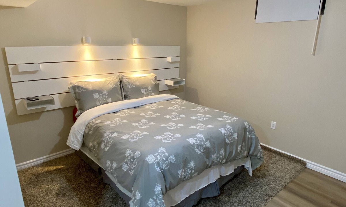 Newmarket House | ❤️Cozy 1 Bedroom Suite Basement with FREE Parking