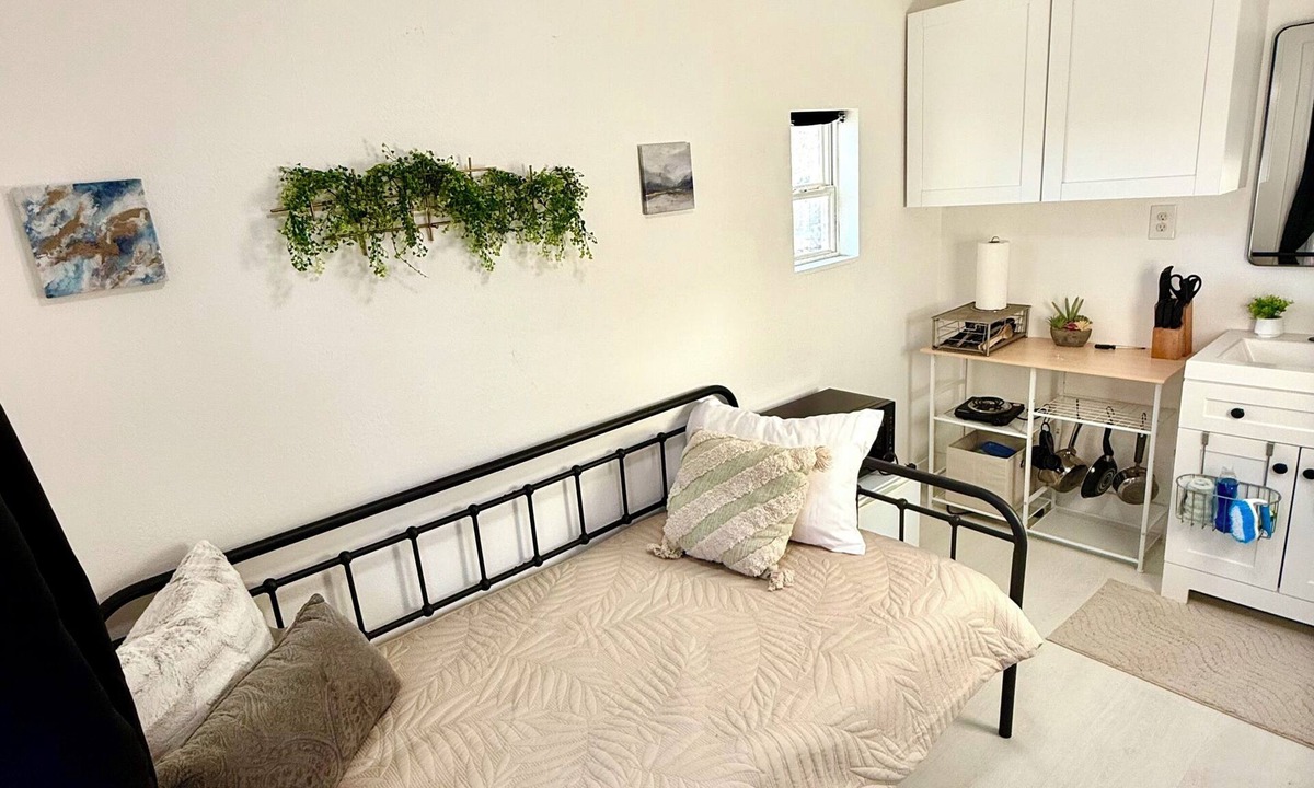 Central Oakland Park House | Cozy 1 Bedroom Tiny Home in Oakland Park