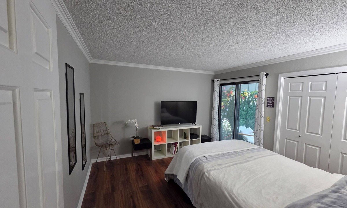 Gashland House | Cozy 1-bedroom townhome in Kansas City/Mins from Downtown with WiFi, AC