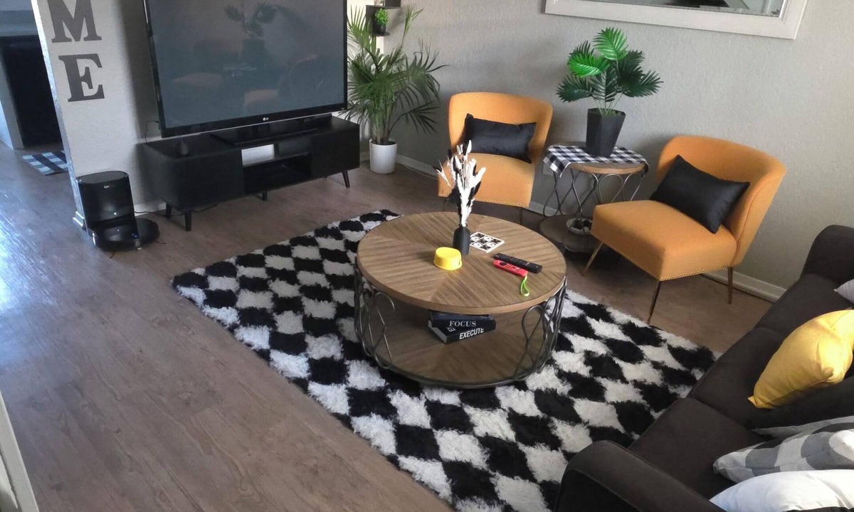 Addison House | Cozy 1-bedroom townhome in charming Addison Sleeps 4