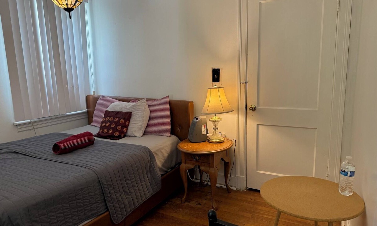 Highland Springs House | Cozy 1-bedroom in beautiful Highland Springs House with Shared Bathroom