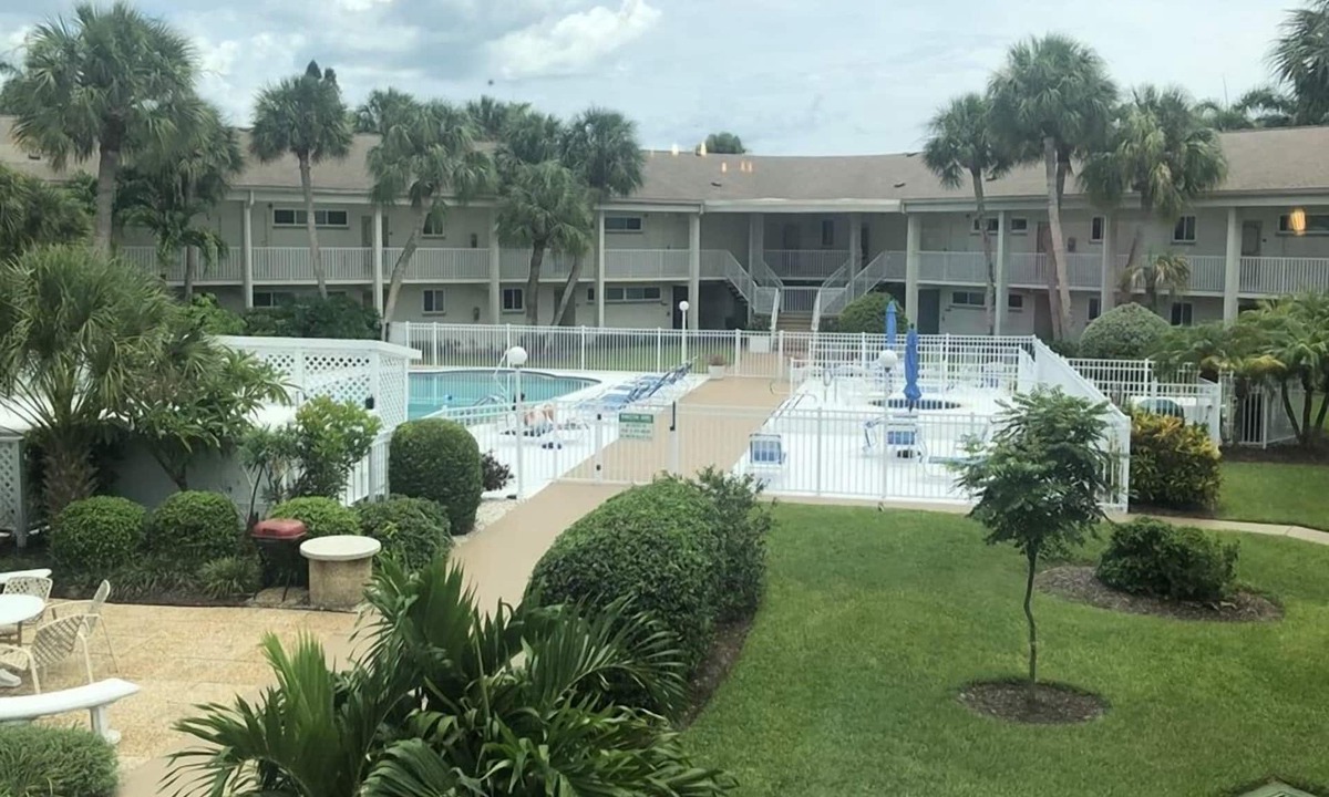 Saint Armands Key Condo | Cozy 1 Br Condo on St. Armand’s Circle!
