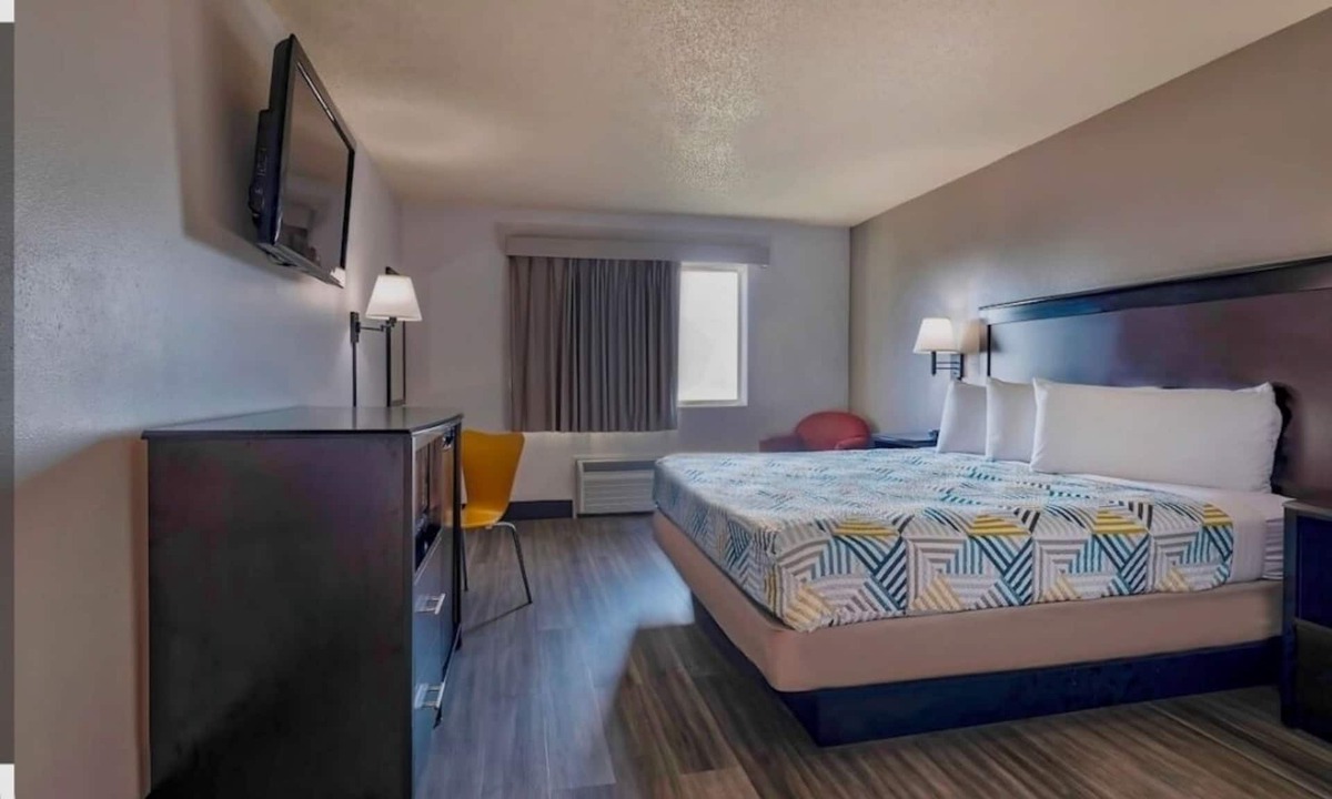 Stuart Hotel | Cozy 1 King bedroom hotel in beautiful Stuart