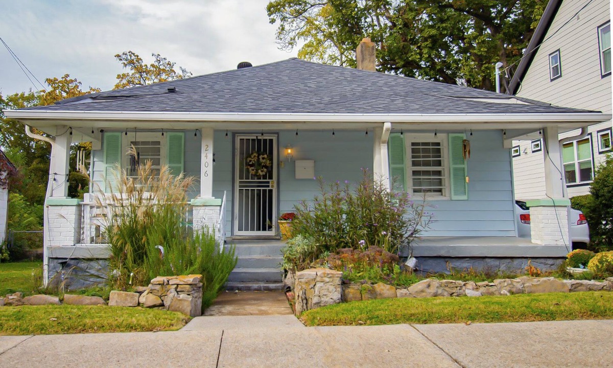 Hadley - Washington House | Cozy 1920s Nashville Cottage Near Downtown, Broadway & Vanderbilt