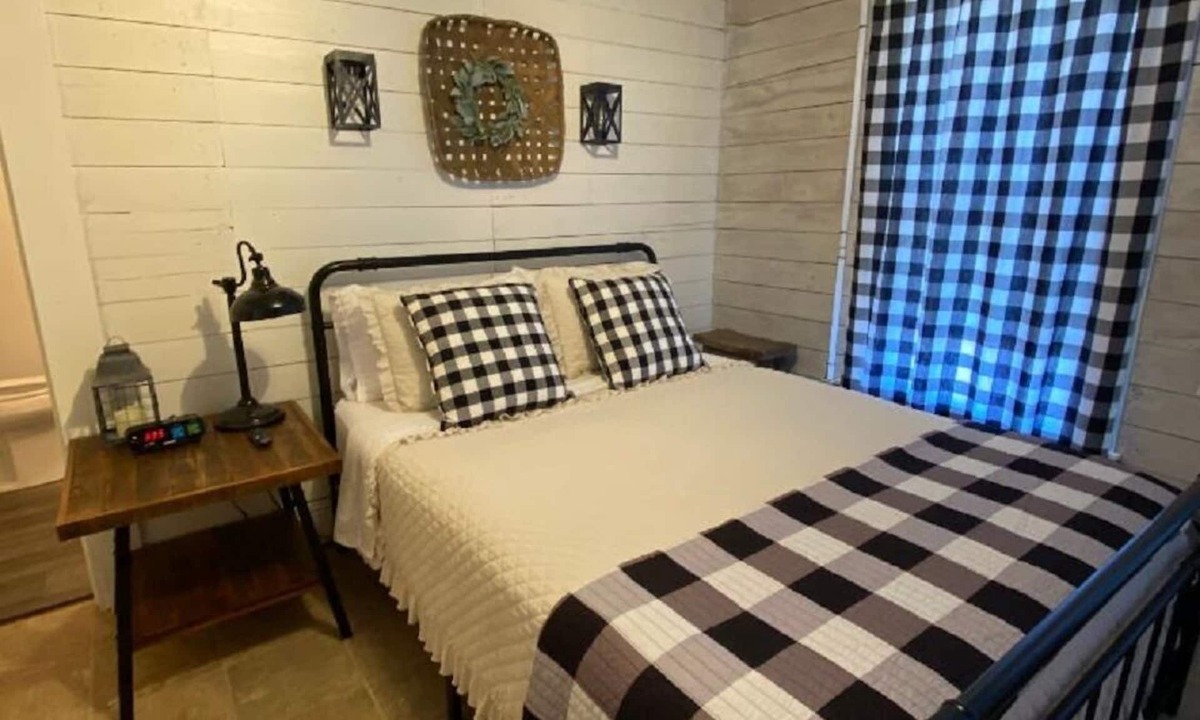 Tomball House | Cozy 1930's cottage WALKING distance to Old Town Tomball