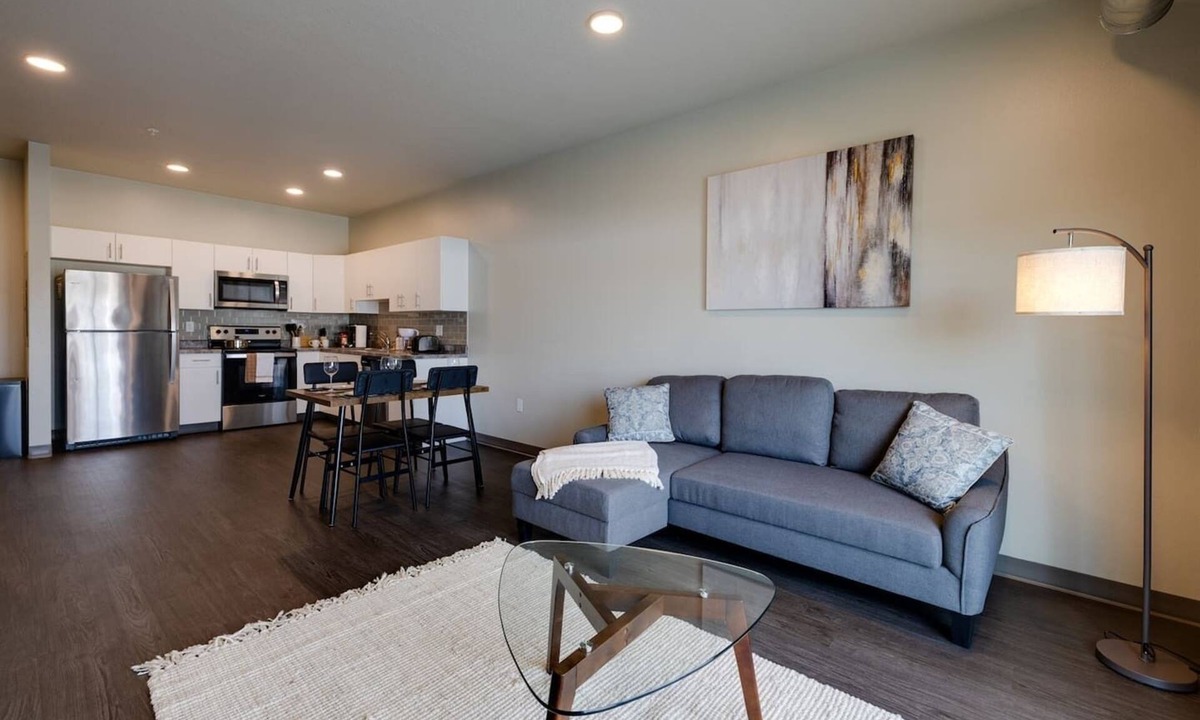 Downtown Des Moines Apartment | Cozy 1B1B w/Wi-Fi, Balcony Views, Coffee + Parking