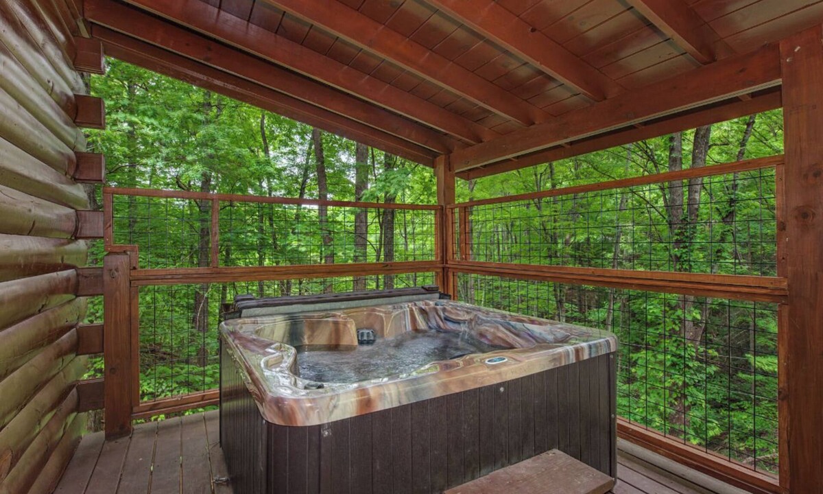 Gatlinburg - Pigeon Forge Cabin | *Cozy 1BD+Loft Cabin Near TOWN! Hot Tub + Jacuzzi*