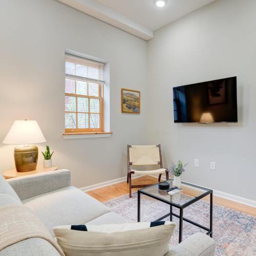 Rittenhouse Row Apartment | Cozy 1BD With Balcony