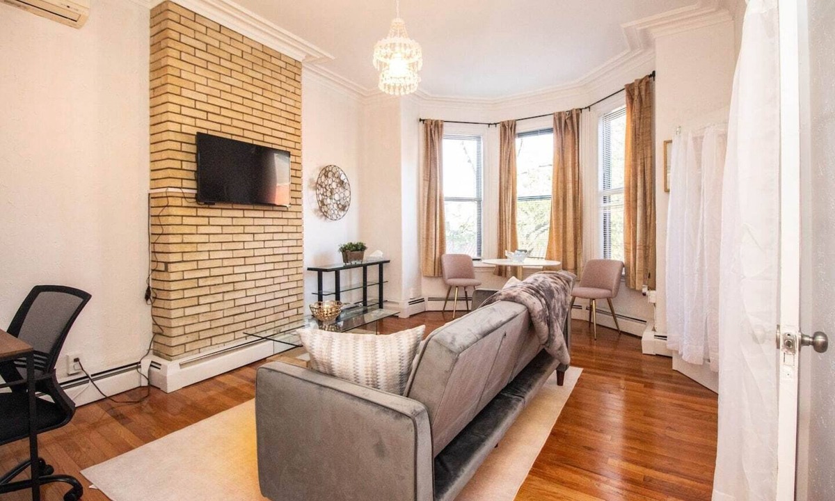 Emerson Gardens Apartment | Cozy 1Bed, 1Bath in Brookline, MBTA