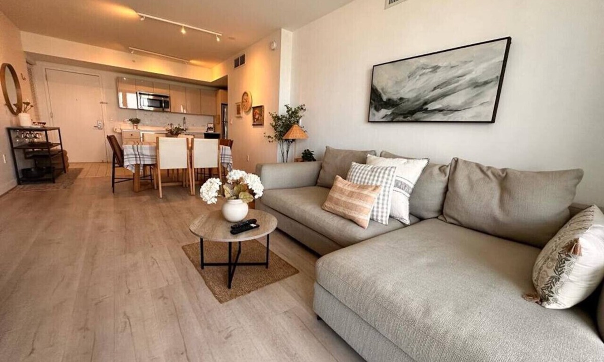 Hallandale Beach Apartment | Cozy 1BR Apartment with Beach Service & Heated Pool in Miami Beach