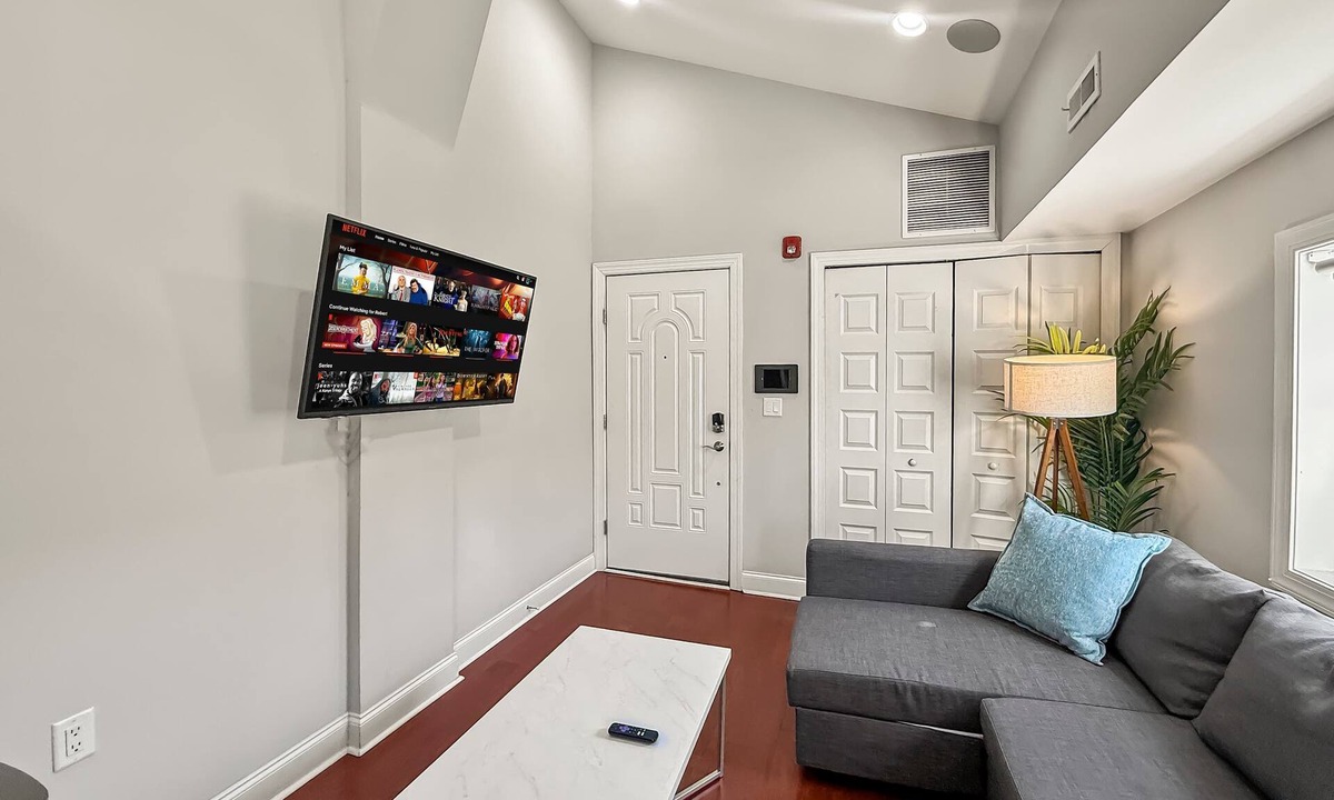 Southwark Apartment | Cozy 1BR Apt | Sleeps 8 | Near Independence Hall