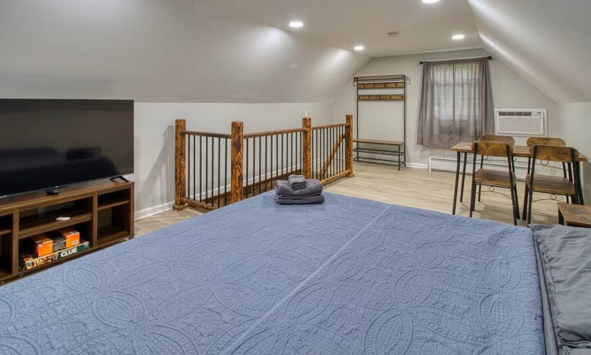 Andover House | Cozy 1BR Barn Escape Fire Pit & Yard
