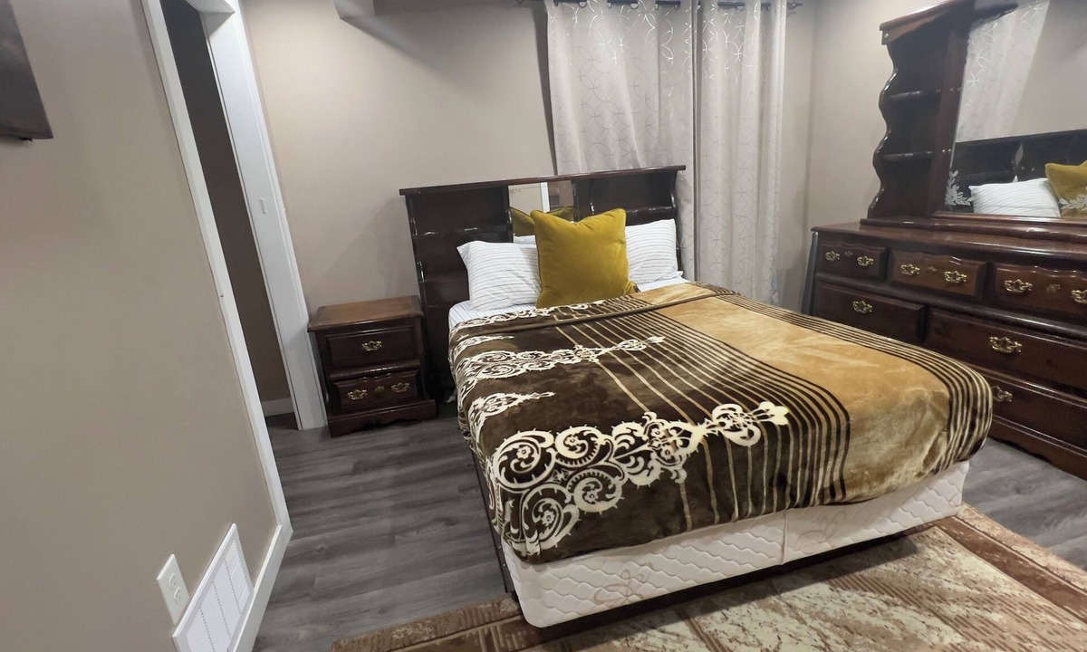 Transcona House | Cozy 1BR Suite + Sitting Room | Quick Access to Regent East