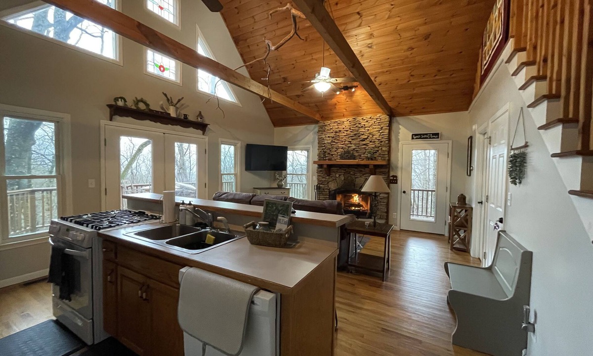Walnut Mountain Cabin | Cozy, 2/2 surrounded by trees and mountains