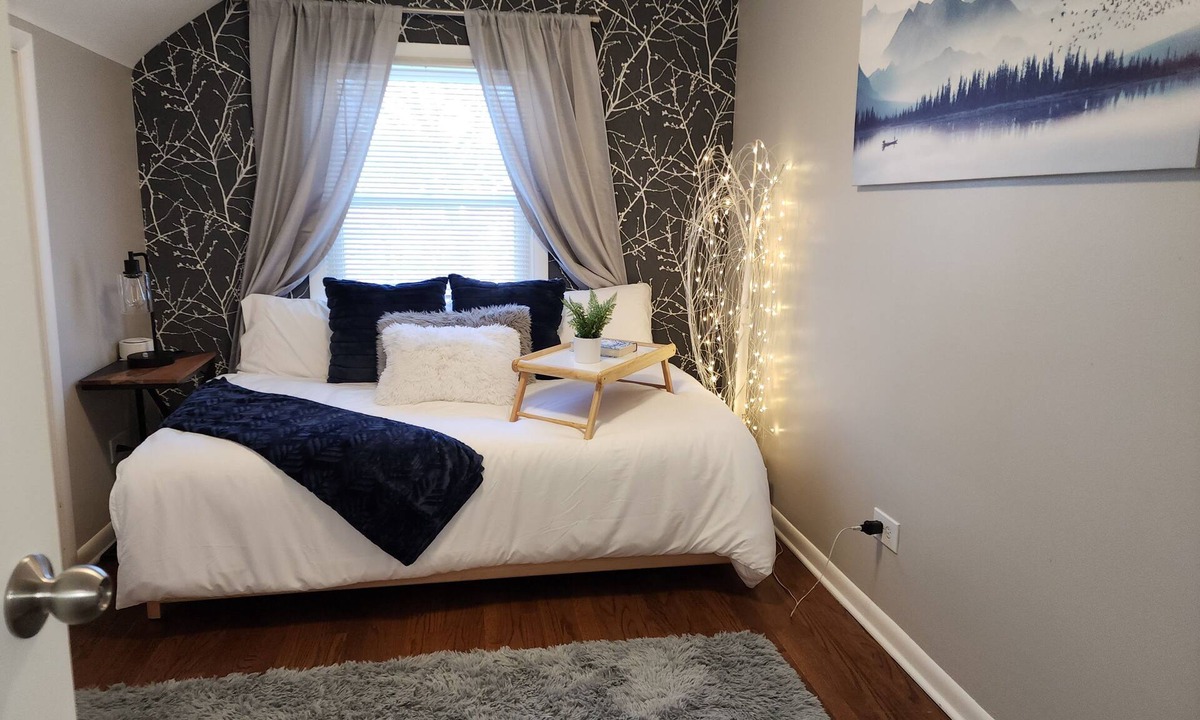 Geneva Apartment | Cozy 2 bd/1ba upper apt -Free WIFI, parking -1mi to Geneva 3rd & Chicago Metra