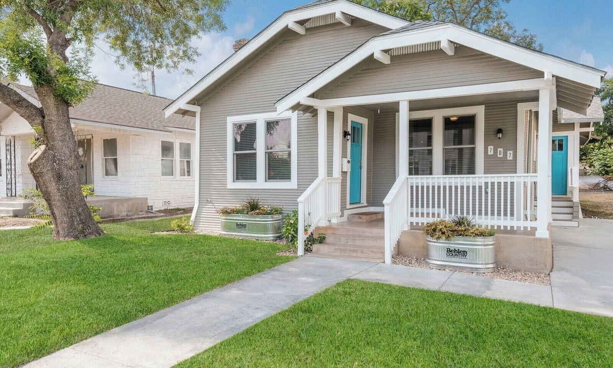 Highland Park House | Cozy 2 bd/2ba House - Riverwalk Alamodome Freeman Airport all w/i 8-15 min