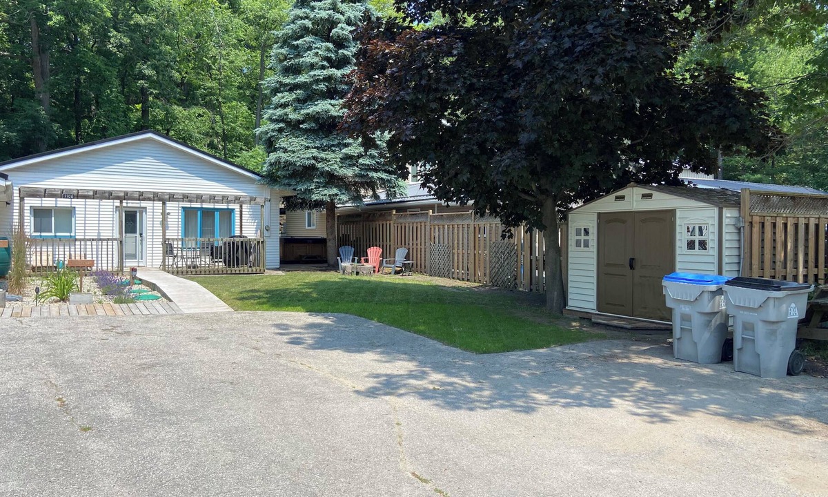 Port Franks Cottage | Cozy 2 BDRM Cottage w/private hot tub, sauna, private beach access, fire pit