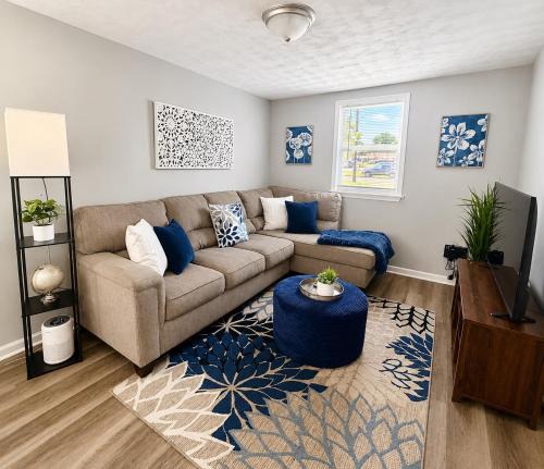 Portsmouth House | Cozy 2 Bdrm Cottage King bed