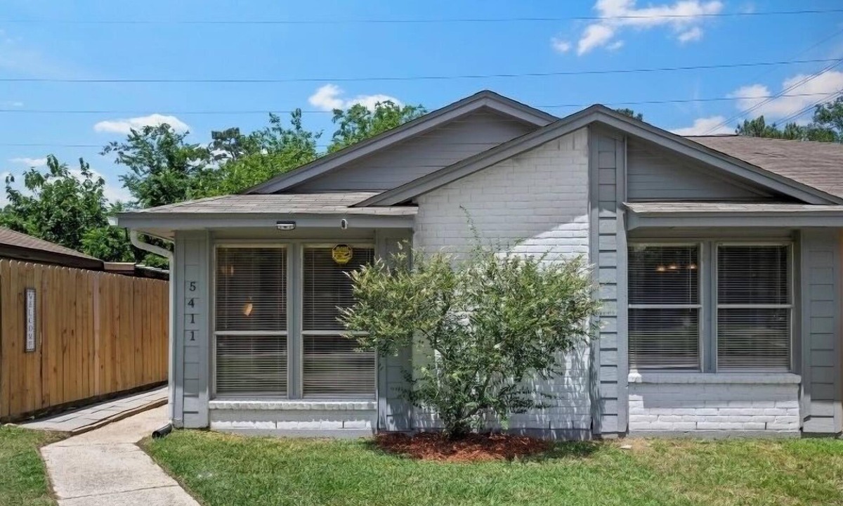 Spring House | Cozy 2 Bed 1 Bath Home near IAH