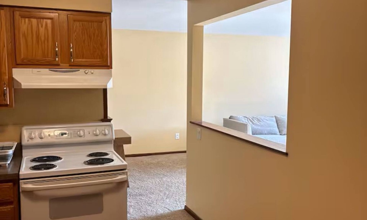 Edina Condo | Cozy 2 bed 2 bath central location