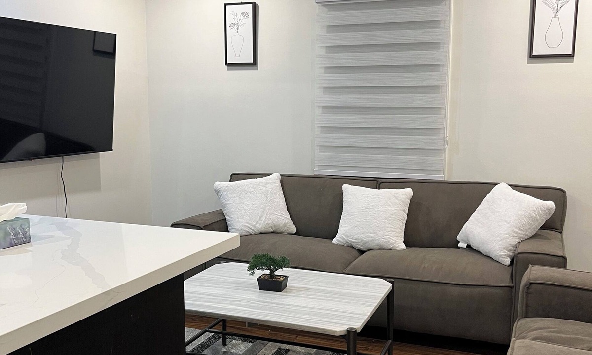 Oakwood Village House | Cozy 2-Bed w/Kitchen & Patio in Midtown Toronto