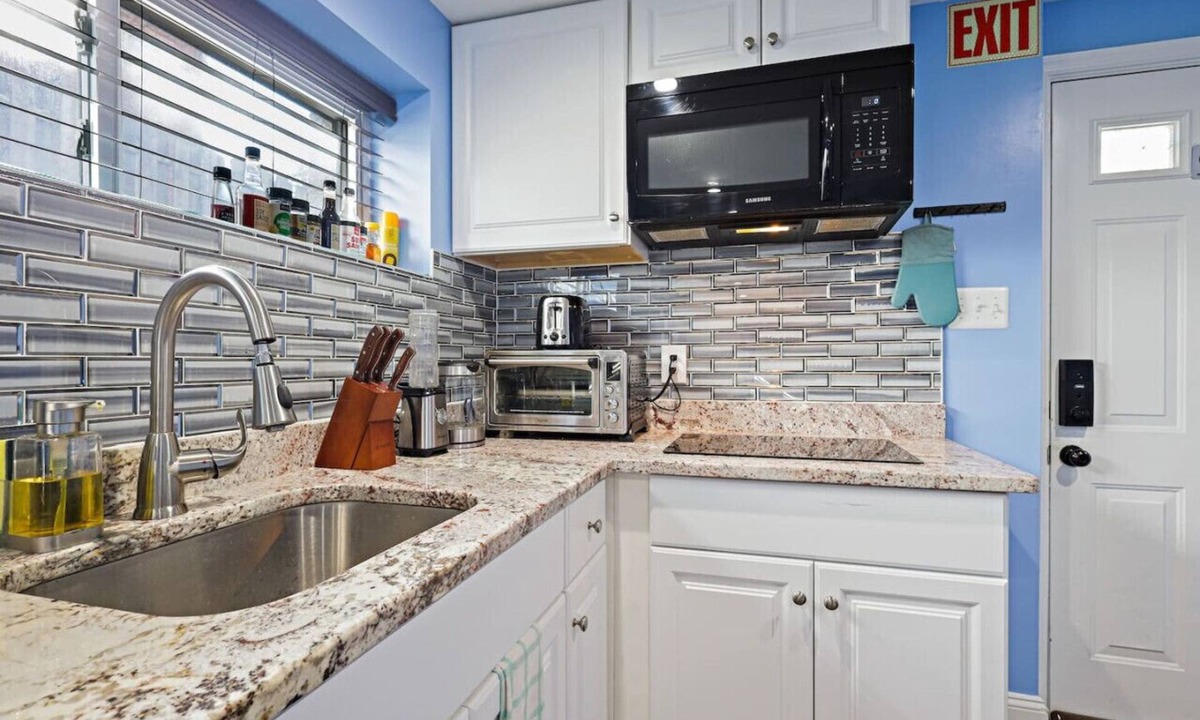 Alexandria West Condo | Cozy 2 Bedrm 1bath in Alexandria with free parking