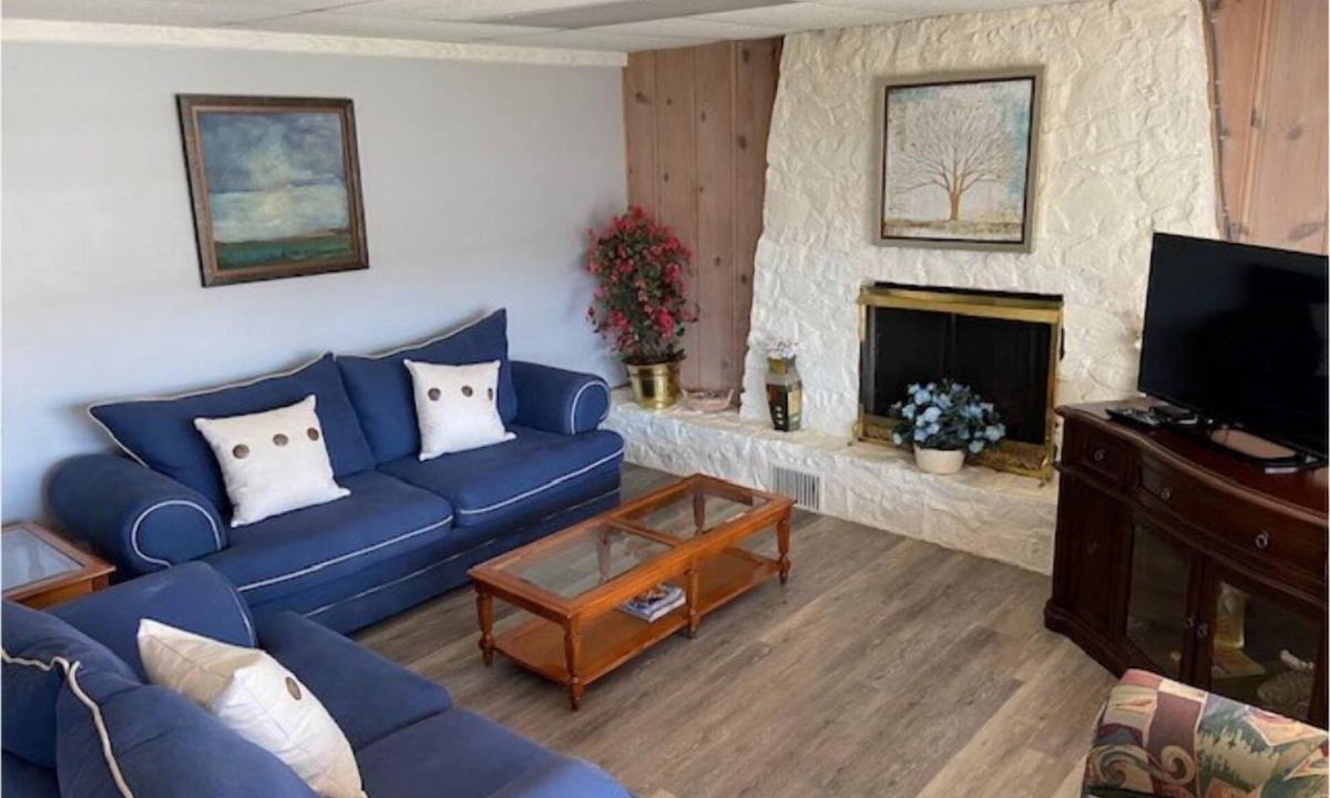 Cleora Cottage | Cozy 2 Bedroom 1 Bath Lake Front Cottage