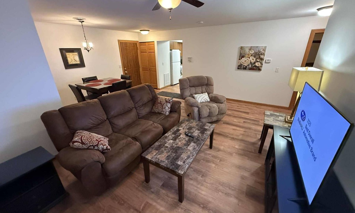 La Salle Apartment | Cozy 2-Bedroom Apartment by Starved Rock